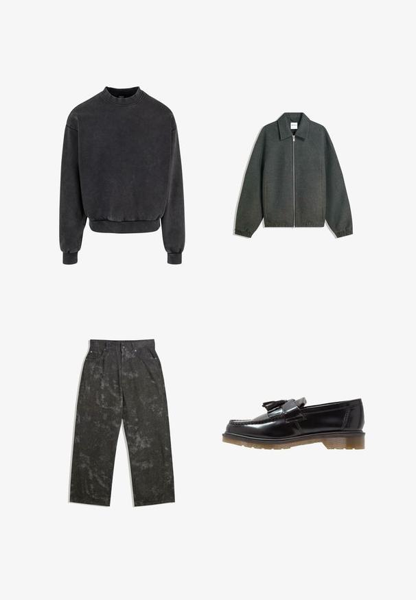 Szara kurtka zapinana na zamek z kołnierzowym dekoltem, rękawami raglanowymi, elastycznymi mankietami i marszczonym detalem w pasie. Wykonana z teksturowanej tkaniny.; Czarna krótka bluza z okrągłym dekoltem, ściągaczami przy mankietach i u dołu. Wykonana z miękkiego materiału o lekko wyblakłym wyglądzie.; Ciemnoszare dżinsy o luźnym kroju, z subtelnymi marmurkowymi wzorami i metalowymi akcentami. Model pięciokieszeniowy.; Czarne lakierowane loafersy ze splotem, z akcentem w postaci frędzli oraz masywną, teksturowaną gumową podeszwą. Widok z boku podkreśla smukłą sylwetkę.