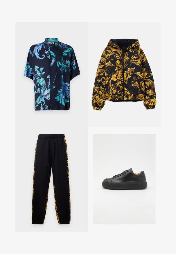 Chaqueta con capucha negra con patrones florales barrocos dorados ornamentales, cremallera frontal, puños elásticos y bolsillos laterales con cremallera.; Versace Jeans Couture BAROC OUTLINE MACRO - Camisa - blu; Pantalones de chándal negros con cintura y puños elásticos, que presentan paneles laterales con un patrón floral en dorado y negro.; Zapatilla de cuero negra con puntera redonda, cordones en la parte frontal, textura suave, suela de goma gruesa y un interior marrón claro que contrasta.