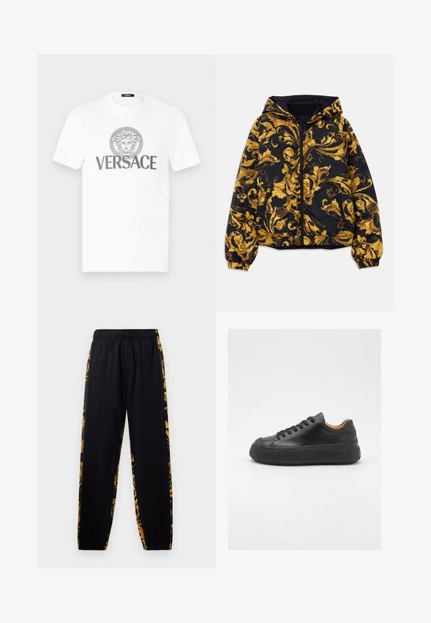Svart huva jacka med gyllene utsmyckade barockblommönster och framdragkedja, elastiska ärmslut och dragkedjeförsedda sidofickor.; Vit bomullströja med rund halsringning, som har ett grått grekiskt nyckelmönster och ett centralt tryckt Medusa-emblem med texten "VERSACE" under.; Svarta joggerbyxor med elastisk midja och muddar, med sidopaneler i guld- och svartmönstrad blommönster.; Svarta lädersneakers med rund tå, snörning framtill, slät yta, tjock gummisula och kontrasterande tan-färgad insida.