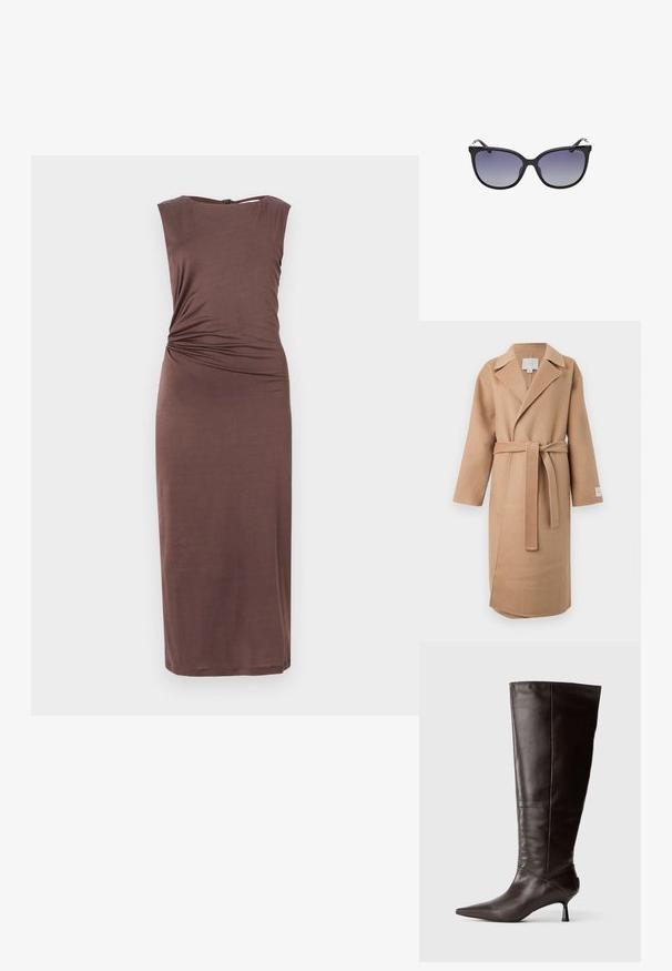 Beige vlněný kabát s převazováním, s výstřihovým límcem, dlouhými rukávy a odpovídajícím páskem. Obsahuje boční rozparek a značkovou nášivku na rukávu.; Hněd dress bez rukávů vyrobená z měkké látky. Obsahuje nařasené detaily v oblasti pasu a délku do kolen. Zapínání na zip vzadu.; Hnědá kožená vysoká botka po kolena s špičatou špičkou a štíhlým podpatkem. Hladká textura a elegantní design, který se vyznačuje minimalistickou siluetou.; Černé sluneční brýle ve tvaru kočičích očí s gradientními skly, vybavené hladkým plastovým rámem a jemnými kovovými akcenty na spáncích.; Černá kožená kabelka s texturovaným povrchem, vybavená dvěma horními uchy, odnímatelným ramenním popruhem a stříbrným detailem s uzávěrem.