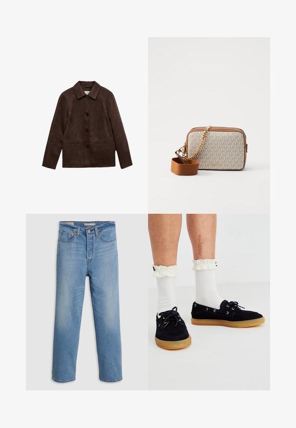 Brązowa kawałek zamszowa kurtka z czterema czarnymi guzikami, długimi rękawami i dwiema przednimi kieszeniami, z klasycznym kołnierzem.; Granatowa polo z długim rękawem, ozdobiona białymi pionowymi paskami, z kołnierzykiem i zapinana na guziki. Dopasowany krój z ściągaczami przy mankietach.; Jasnoniebieskie dżinsy w prostym kroju z przednimi kieszeniami, szlufkami na pasek i zapięciem na guzik na jednolitym tle.; Granatowe zamszowe buty żeglarskie z gumowymi podeszwami, z metalowymi oczkami i sznurówkami w kolorze srebrnym. W zestawie z białymi skarpetkami w prążki i koronkowym wykończeniem mankietów.; Torebka na ramię z kremowym materiałem, zdobionym powtarzającym się wzorem logo MK, z brązowymi skórzanymi detalami oraz złotym łańcuszkiem, z odczepianym brązowym paskiem.