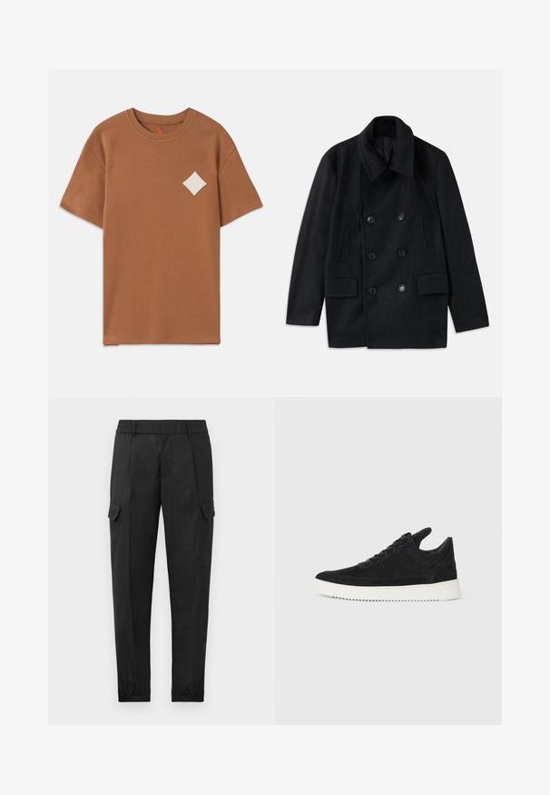 Dwurzędowy czarny płaszcz wełniany z szerokim kołnierzem, dwoma dużymi przednimi kieszeniami i wyraźnymi guzikami. Posiada teksturowane akcenty na ramionach.; Brązowy bawełniany t-shirt z krótkim rękawem, okrągłym dekoltem i białą naszywką w kształcie diamentu na lewej piersi.; Czarne spodnie cargo z elastycznym pasem, zwężanymi nogawkami, bocznymi kieszeniami oraz jedną kieszenią cargo na lewej udzie. Gładka tekstura.; Czarne zamszowe sneakersy z białą gumową podeszwą, z tonalnym przeszyciem i sznurowanym zapięciem. Gładka tekstura, nowoczesny, smukły kształt.