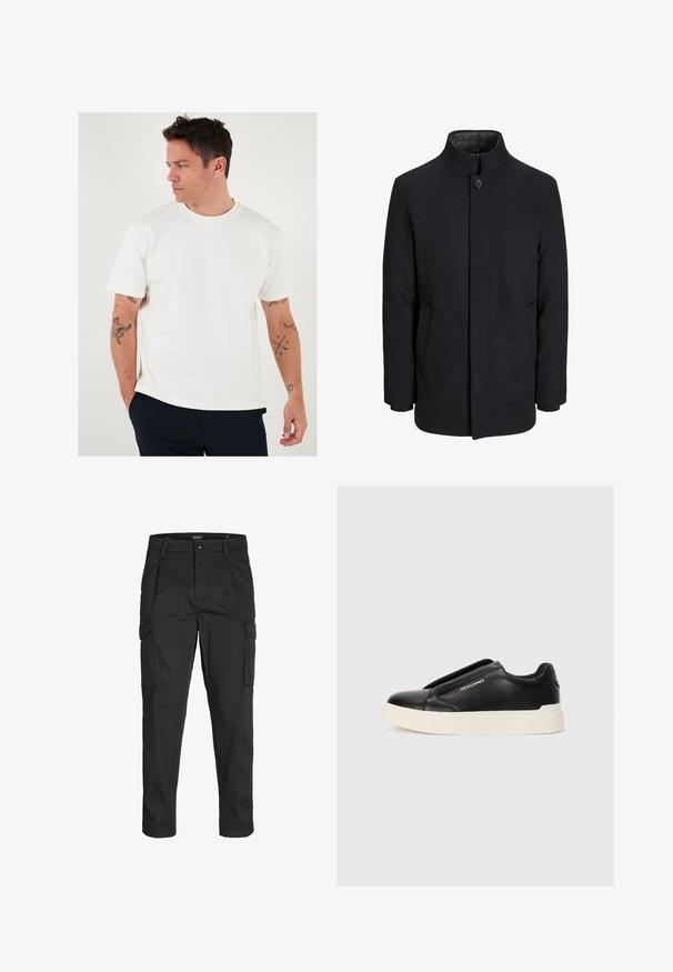 Zwart wollen mannenjas met hoge kraag, verborgen rits, sluiting met één knop en zijzakken.; Witte crew-neck t-shirt, korte mouwen, gladde textuur. Draag het met donkere broeken, met zichtbare tatoeages op de armen.; Zwarte cargobroek van stevig stof, met meerdere zakken, een knoopsluiting en een slim fit ontwerp met taps toelopende benen.; Zwarte slip-on sneaker met een gestructureerde leren bovenkant, witte rubberen zool en geen zichtbare veters. Beschikt over het merkembleem aan de zijkant.