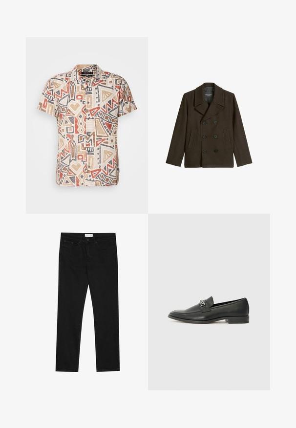 Brauner Wollpeacoat mit doppelt geknöpftem Verschluss, großem Reverskragen, zwei Fronttaschen und glattem Innenfutter.; Kurzarmhemd mit beigem Hintergrund und geometrischen Mustern in Rot, Braun und Schwarz; Knopfverschluss, leichtes Gewebe.; Schwarze gerade Jeans mit Fünf-Taschen-Design, Knopf- und Reißverschluss, und einem Pier One-Label am Bund.; Schwarzer Lederloafer mit glatter Oberfläche, ausgestattet mit einer gesteppten Gestaltung und einem dekorativen Metallkettendetail über dem Vorderblatt. Flacher Absatz.