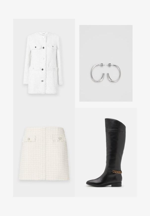 Giacca bianca in tweed con un tessuto texturizzato, caratterizzata da due tasche frontali, un collo alto e bottoni argentati per la chiusura e i dettagli.; Top nero a maniche corte e colletto alto, realizzato in tessuto leggero con una superficie liscia e dalla forma aderente, caratterizzato da un collo alto.; Mini gonna bianca in tweed con un motivo a scacchi testurizzato. Presenta due tasche anteriori a filetto con bottoni decorativi. Design con orlo dritto.; Alti stivali in pelle nera dal design elegante, punta affusolata e dettagli in catena dorata alla caviglia. Tacco a blocco basso. Texture liscia.; Orecchini a cerchio in argento con una finitura liscia e lucente. Forma arrotondata, design leggero, con chiusura a perno.