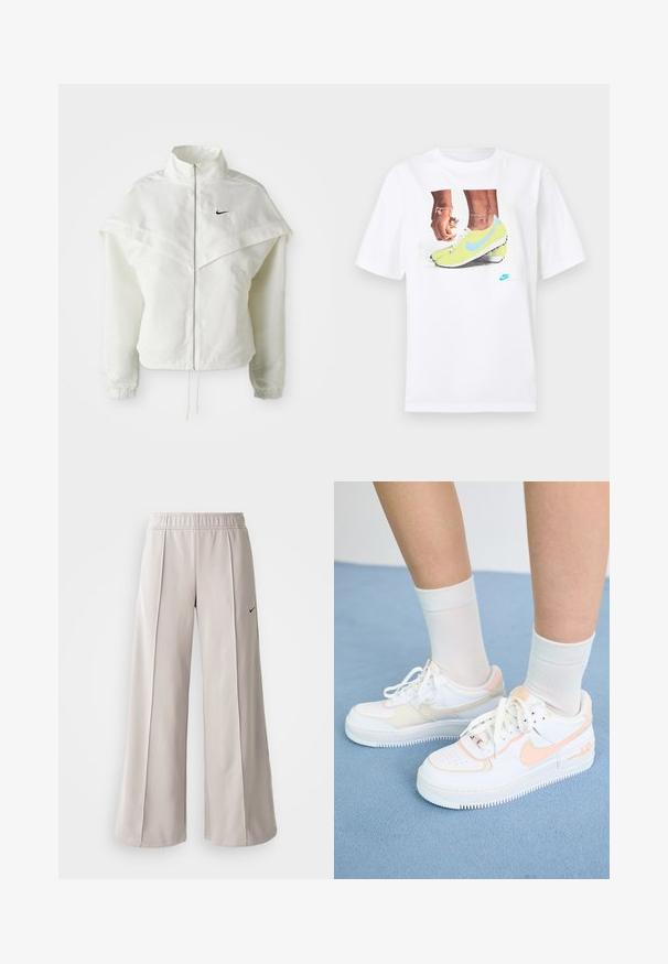 Fehér, hosszú ujjú, zipzáras dzseki magas gallérral, a vállakon lebegő, köpenyszerű résszel, rugalmas mandzsettákkal és kis fekete Nike logóval a mellkason.; Fehér pamut póló, amelyen sárga Nike cipőben lévő lábak grafika található kék részletekkel, bal csuklón pedig egy karkötő látható.; Világosszürke, bő szabású nadrág sima anyagból. Gumírozott derékrésszel és fekete Nike logóval a bal oldalon.; Fehér sportcipők barack színű díszítéssel, sima bőr felsőrész, perforált orr, texturált talp és fűzők. Fehér crew zoknikkal viselve egy kék felületen.
