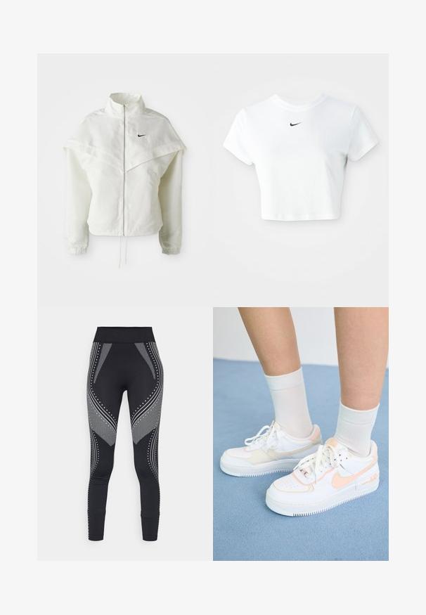 Witte lange mouwen zip-up jas met hoge kraag, cape-achtige details over de schouders, elastische manchetten en een klein zwart Nike-logo op de borst.; Witte cropped T-shirt van katoen, met korte mouwen en een ronde halslijn, voorzien van een zwart Nike-logo op de borst.; Zwarte leggings met een brede tailleband, met metallic zilveren patronen en accenten, waaronder lijnen en stippen, aan de zijkanten.; Witte sneakers met perzikkleurige accenten, glad leren bovenwerk, geperforeerde neus, textuurzool en veters. Draag ze met witte crew-sokken op een blauwe ondergrond.