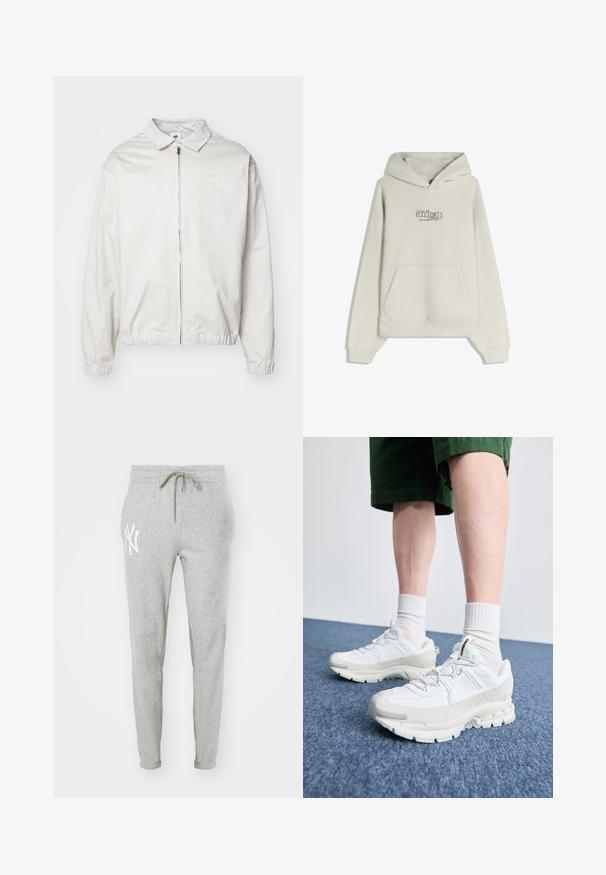 Biela, ľahká bunda Nike s golierom, predným zipsom, elastickými manžetami a malým logom na ľavej strane hrudníka. Hladká textúra.; Svetlo šedá mikina s kapucňou, ktorá má predné klokanie vrecko, rebrované manžety a logo s dizajnom listov potlačené na hrudi. Mäkká textura.; Sivé tepláky vyrobené z mäkkej látky so zúženým strihom. Obsahujú elastický pás s šnúrkou a biele logo na ľavom stehne.; Biele športové topánky s textúrovanými prešívaniami, robustnou podrážkou a sivými akcentami. Nosené s bielymi ponožkami po členky a zelenými šortkami na modrom povrchu.
