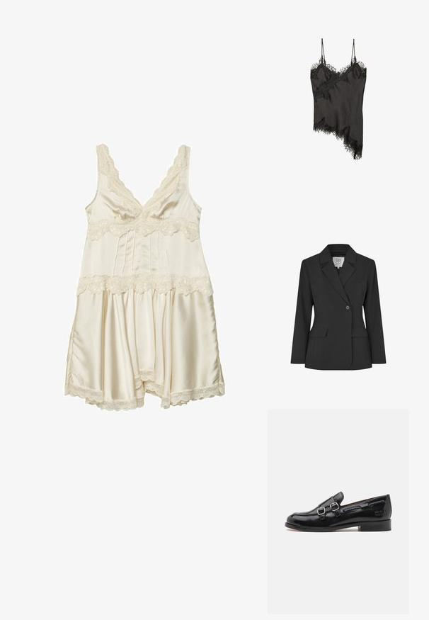 Svart blazer i slätt tyg, med tvåknappslåsing, notchade slag och framfickor. Enkel, skräddarsydd design.; Krämfärgad satin-nattklänning med spetsdetaljer, med V-ringning, justerbara axelband, plisserad liv och en utsvängd kjol med scallopade kanter.; Svart chemise med delikat spetskant längs kanterna, asymmetrisk design, justerbara axelband och slät satinliknande tyg.; Svart lackläderloafer med dubbla silvriga spännen, något rundad tå och en låg staplad klack. Texturerad stickningsdetalj längs ovandelen.