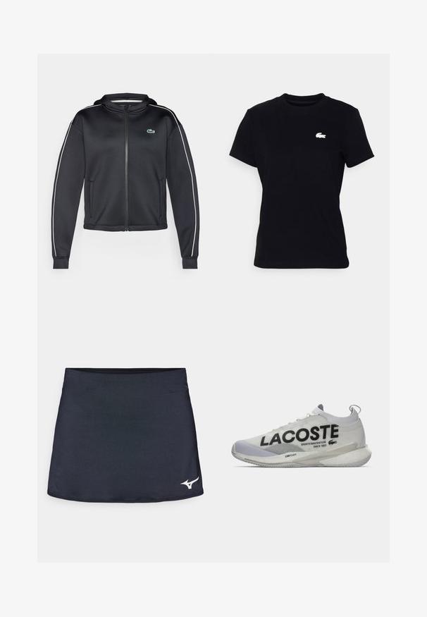 Lacoste Sport TENNIS JACKET - Tréning dzseki - black/flour; Fekete pamut póló, rövid ujjal és kerek nyakkal, az előoldalon, a bal mellen elhelyezve egy kis fehér Lacoste logóval.; Sötétkék sportszoknya rugalmas anyagból. Lapított derékbőséggel és fehér logóval a jobb alsó sarokban.; Fehér és szürke Lacoste sneaker zokni-szerű gallérral, nagy fekete logó felirattal és párnázott talppal, amelyen az "LSRFOAM" felirat található, fehér háttérrel.