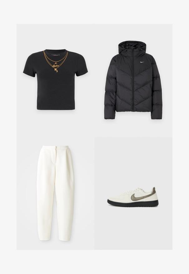 Crni puffer kaput s patentnim zatvaračem i kapuljačom. Chevron uzorak na tijelu, s malim bijelim logotipom na prsima. Glatka tekstura.; Crna pamučna majica s okruglim izrezom, kratkim rukavima i zlatnim motivima lanaca s natpisima "Jordan" i "MJ".; Bijele hlače visokog struka sužene kroja s skrivenim prednjim kopčanjem i bočnim džepovima, prikazane na jednostavnoj bijeloj pozadini.; Nike Sportswear FIELD GENERAL - Tenisice - off-white/black
