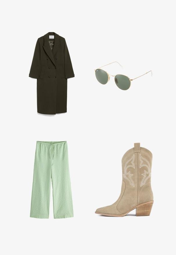 Cappotto doppiopetto verde oliva scuro con maniche lunghe, colletto a revers, due tasche laterali e bottoni neri; tessuto dalla consistenza liscia.; Top giallo senza spalline con corpetto arricciato, caratterizzato da volant sovrapposti. Realizzato in tessuto leggero con una consistenza morbida. Si annoda al collo.; Next TEXTURED STRIPE WIDE LEG PETITE - Pantaloni - green; Stivale da cowboy in camoscio beige con punta appuntita, cuciture bianche decorative, gambale alto e tacco impilato in legno.; Occhiali da sole con montatura metallica dorata, lenti verdi, forma rotonda, aste sottili e dettagli in plastica bianca sulle punte delle aste.