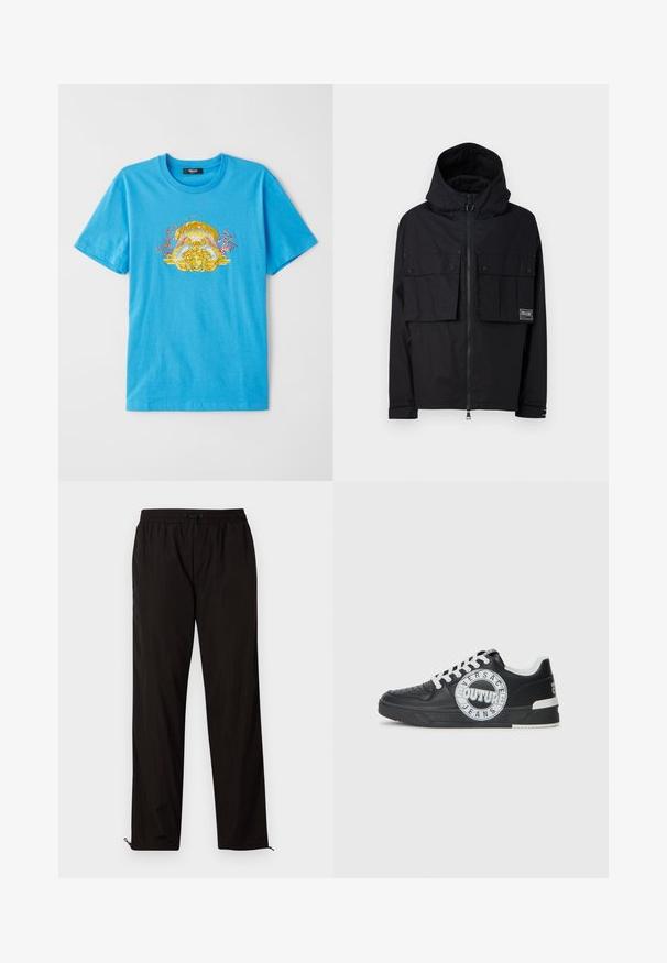 Casaco preto impermeável com capuz, fecho de correr à frente, dois grandes bolsos no peito e logo. Apresenta um corte descontraído e punhos ajustáveis.; Camiseta de algodão azul com um design gráfico em dourado e coral, apresentando um motivo clássico no centro. Manga curta e decote redondo.; Calças leves pretas com cintura elástica, fecho por cordão ajustável e bainhas com fecho de correr para ajuste. Textura suave e elegante.; Tenis de couro preto com detalhes em branco, logótipo redondo, ponta perfurada e sola de contraste. Apresenta atacadores brancos e marca.