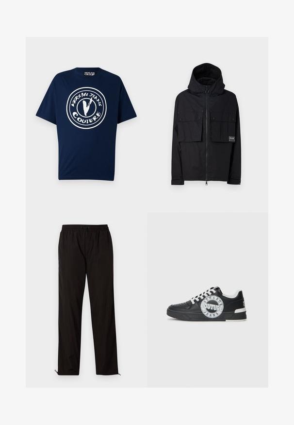 Casaco preto impermeável com capuz, fecho de correr à frente, dois grandes bolsos no peito e logo. Apresenta um corte descontraído e punhos ajustáveis.; Versace Jeans Couture T-shirt estampada - blu; Calças leves pretas com cintura elástica, fecho por cordão ajustável e bainhas com fecho de correr para ajuste. Textura suave e elegante.; Tenis de couro preto com detalhes em branco, logótipo redondo, ponta perfurada e sola de contraste. Apresenta atacadores brancos e marca.