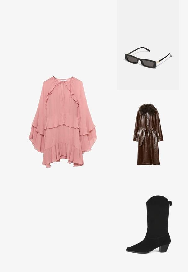 Brun läderjacka med en glansig yta, utrustad med en texturerad, lockig krage, långa ärmar och ett matchande bälte i midjan.; Rosa chiffongklänning med en avslappnad passform, som har volanger vid halsringningen, ärmarna och nederkanten, samt en knytning i nacken.; Svart mocka cowboystövel med spetsig tå, en lätt klack och en vågig övre kant. Har minimal sömnad och en bakre dragflik.; Svarta rektangulära solglasögon med mörka linser, glänsande plastbågar och guldiga detaljer på skalmarna. Minimalistisk design och strömlinjeformad form.