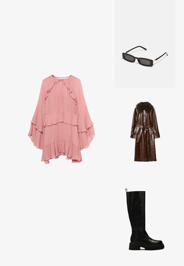 Hnědý kožený kabát s lesklým povrchem, s kudrnatým texturovaným límcem, dlouhými rukávy a odpovídajícím páskem v pase.; Růžové šifonové šaty s volným střihem, které mají volánky na výstřihu, rukávech a lemování, a zavazování na krku.; Černé kožené vysoké boty až ke kolenům s elegantním designem, zaoblenou špičkou a robustní gumovou podrážkou s hlubokými syzami a poutkem na horní části.; Černé obdélníkové sluneční brýle s tmavými skly, lesklými plastovými rámy a zlatými akcenty na spáncích. Minimalistický design a štíhlý tvar.