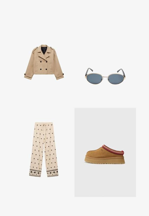 Beige, taillierter Trenchcoat in cropped Länge mit doppelreihiger Knopfleiste, Schulterklappen und schwarzen Knöpfen. Aus weichem Material gefertigt.; Brauner schulterfreier Body mit quadratischem Ausschnitt, aus weichem Stoff gefertigt. Verfügt über einen Druckknopfverschluss am Boden und eine taillierte Silhouette.; Beige weite Hose mit schwarzem Palmbaum-Muster, elastischem Bund mit Kordelzug und kontrastierendem Musterbesatz am Saum.; Braune Wildleder-Slipper mit rot-creamfarbenem gemusterten Besatz, strukturiertem Absatz und UGG-Logo an der Seite. Verfügt über eine leichte Plattformhöhe.; Eckige Sonnenbrille mit dunklen Gläsern, goldenen Metallrahmen und grauen Bügeln. Die Rahmen zeichnen sich durch ein minimalistisches Design mit einem dezenten Brückenakzent aus.