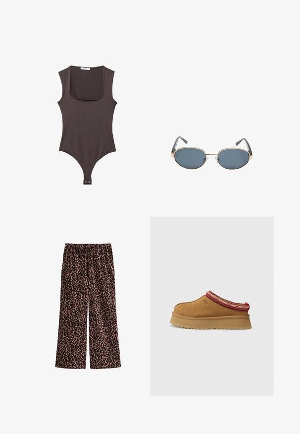 Beige cropped trenchcoat met dubbele knoopsluiting, schouderepauletten en zwarte knopen. Zachte stof en op maat gemaakte uitstraling.; Bruine mouwloze bodysuit met vierkante hals, gemaakt van zachte stof. Bevat een drukknoopsluiting aan de onderkant en heeft een aansluitende silhouet.; Luipaardprint broek van zachte, lichte stof. Bevat een wijd model met een elastische tailleband en een verstelbare trekkoord voor comfort.; Bruine suède instapschoen met een rood en crèmekleurig patroon aan de rand, een gestructureerde zool en het UGG-logo aan de zijkant. Heeft een lichte platformhoogte.; Ovale zonnebrillen met donkere lenzen, gouden metalen monturen en grijze armen. De monturen kenmerken zich door een minimalistisch ontwerp met een subtiele brugaccent.; Donkergrijze leren handtas met dubbele handvatten, een platte bovenkant, een gouden sluiting en een gestructureerde vorm. Heeft een textuur op het oppervlak.