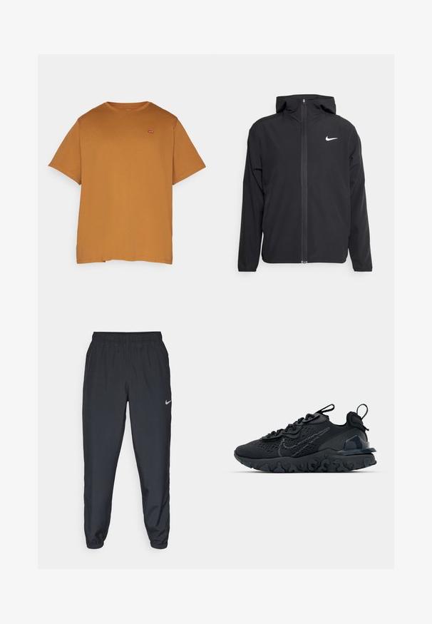 Sort Nike-jakke med hætte, fuld frontlynlås og et diskret hvidt logo på venstre bryst. Glat tekstur og letvægtsdesign.; Levi's® Plus BIG ORIGINAL TEE - T-shirts basic - dark ginger; Sorte træningsbukser lavet af letvægtsstof med elastisk talje, ankelsyninger og et diskret Nike-logo på venstre side.; Sort atletisk sko med en åndbar mesh-overdel, teksturerede detaljer og en bølget gummisål. Har reflekterende logo og snørresystem.