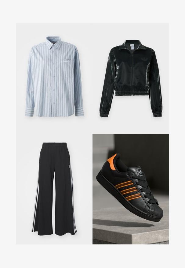 Zwarte glanzende cropped jas met een ritssluiting aan de voorkant, hoge kraag en elastische zoom. Voorzien van drie strepen op de mouwen en een klein logo op de borst.; Lichtblauwe overhemd met lange mouwen en knopen, versierd met witte en donkere verticale strepen, en een borstzakje met witte geborduurde tekst.; Zwarte wijde sweatpants met een elastische tailleband, met witte zijstrepen en een geborduurd logo op de linker dij.; Zwarte sneaker met oranje accenten, drie horizontale strepen, bovenwerk van textuurlak, rubberen neuzen en zwarte veters.