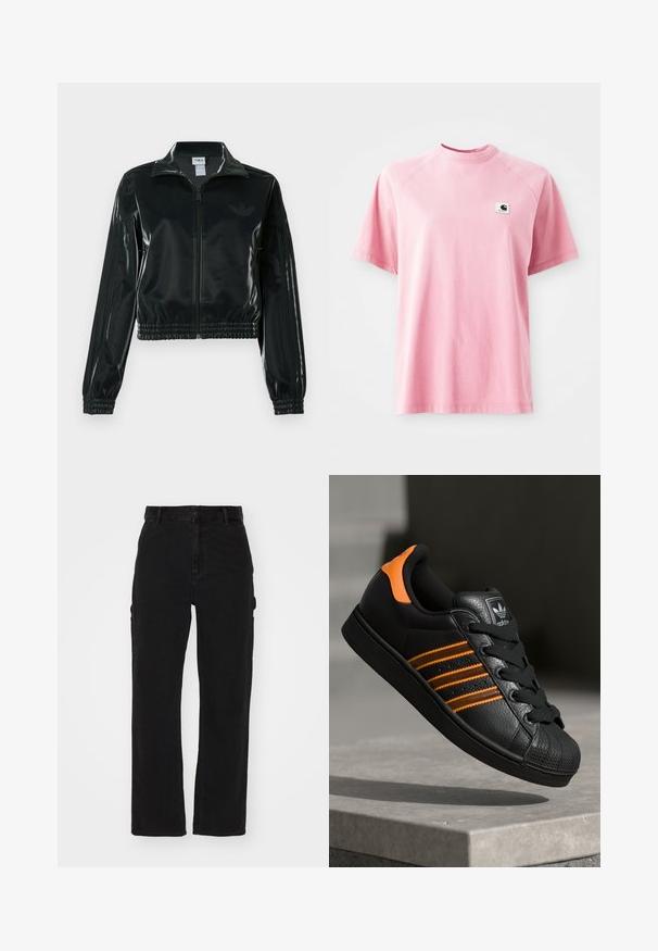 Fekete, fényes rövidített dzseki cipzárral az elején, magas gallérral és elasztikus szegéllyel. Három csík díszíti az ujjakat, és kis logó található a mellrészen.; Rózsaszín pamut póló kerek nyakkivágással és rövid ujjal. A bal mellrészen egy kis négyzet alakú logófolt található. Sima textúra.; Fekete farmer cargo nadrág, egyenes szárú kialakítással, oldalsó zsebekkel és gombos záródással a deréknál.; Fekete sportcipő narancssárga részletekkel, három vízszintes csíkkal, texturált bőr felsőrésszel, gumis orral és fekete fűzőkkel.