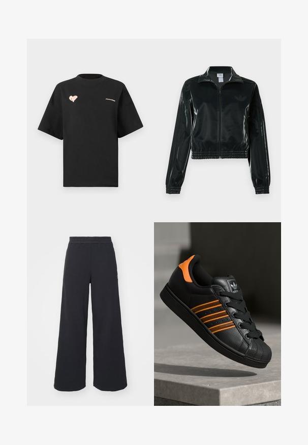 Casaco curto preto brilhante com fecho de correr frontal, gola alta e bainha elástica. Apresenta três riscas nas mangas e um pequeno logotipo no peito.; T-shirt de algodão preta com mangas curtas, decote redondo, apresentando um gráfico de um coração rosa e o texto "PEGAADOR" na frente.; Calças de fato largas, pretas, feitas de tecido macio, com uma cintura elástica e um pequeno logótipo do lado esquerdo.; Sapatilha preta com detalhes laranja, três riscas horizontais, parte superior em couro texturizado, bico de borracha e atacadores pretos.