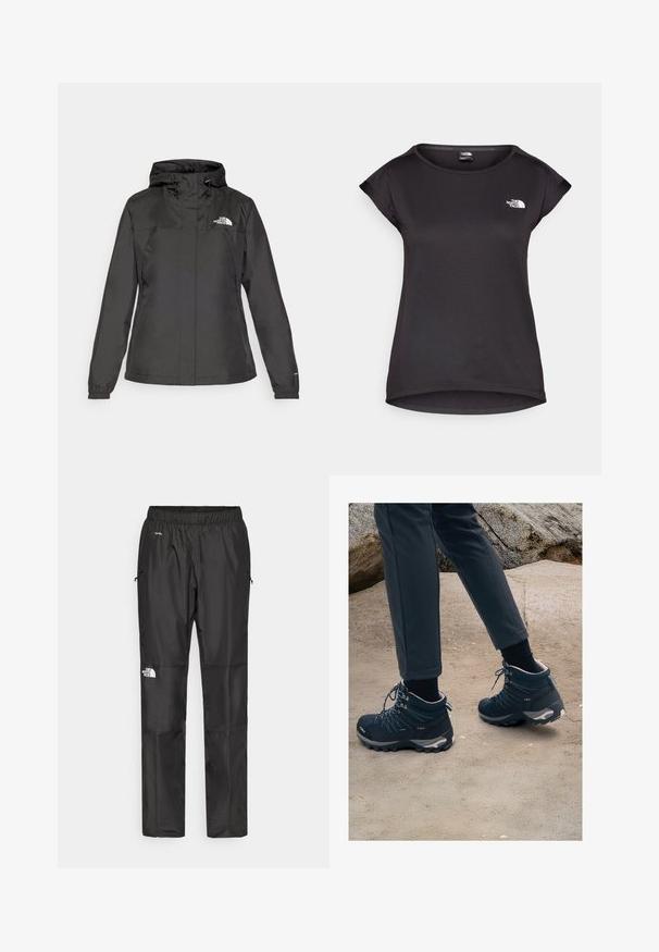 Schwarze wasserdichte Jacke mit figurschmeichelndem Design, verstellbarem Zugkordel-Kapuzen und elastischen Bündchen. Mit Logo auf der linken Brust und glatter Textur.; The North Face TANKEN TANK - Sport T-Shirt - black; Schwarze wasserdichte Hose aus leichtem Material, mit elastischem Bund, Seitentaschen und einem Logo am linken Bein.; Dunkelblaue Wanderschuhe mit strukturiertem Mesh, Schnürsenkeln und Gummisohlen, kombiniert mit dunklen Hosen, vor einem sandigen, felsigen Hintergrund.