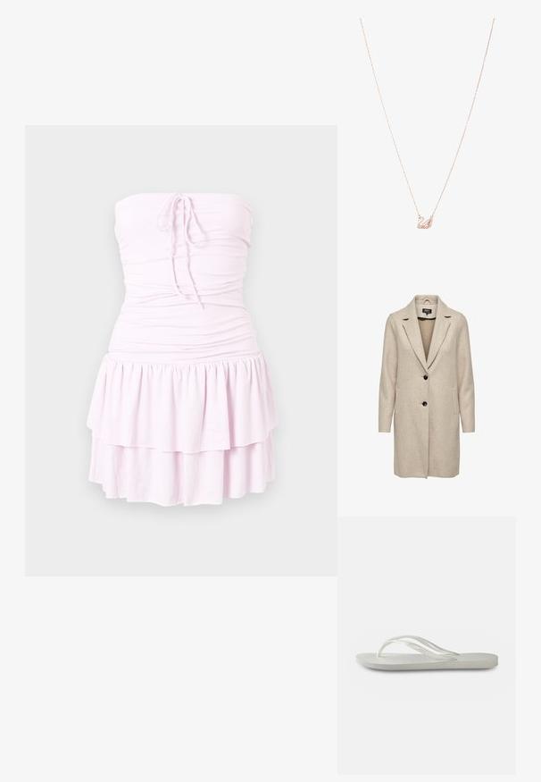 Bežový kabát z vlnenej zmesi s upraveným dizajnom, s klopami a tromi čiernymi gombíkmi, a s dvoma prednými vreckami. Dlhé rukávy a stredná dĺžka.; Náprsníkové svetloružové mini šaty bez ramienok s nariaseným telom, viazaním v prednej časti a dvojitou vrstvou volánovej sukne.; Biele žabky s textúrovanou podrážkou, tenkými popruhmi a plochým dizajnom. Vyrobené z gumy s jemným logom na podošve.; Náhrdelník z ružového zlata s pendantom labute, zdobený čírymi kryštálmi. Reťaz je vybavená jemným dizajnom článkov.