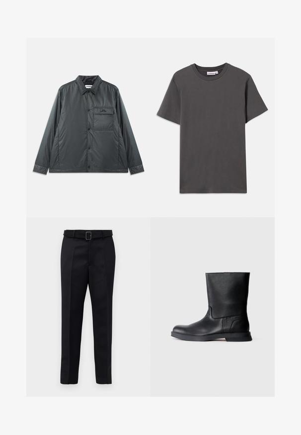 Tamsiai pilkas, lengvas, mygtukais užsegamas švarkas su taškais, ilgomis rankovėmis ir viena krūtine kišene. Lygus, blizgus audinys su minimaliu priedų kiekio.; Tamsiai pilkas trumpomis rankovėmis apvalaus kaklo marškinėliai su mažu baltu prekių ženklu vidinėje apykaklės pusėje, ant balto fono.; Juodos pritaikytos kelnės turi lygią medžiagą, tiesų kirpimą ir diržą su stačiakampiu sagtimi. Išskirtiniai priekiniai raukšliai pagerina dizainą.; Juodas odinis aulinukas iki kulkšnies su tekstūruotu paviršiumi, apvaliu pirštu ir žemu guminiu padu. Paprastas dizainas be matomų detalių ar puošmenų.