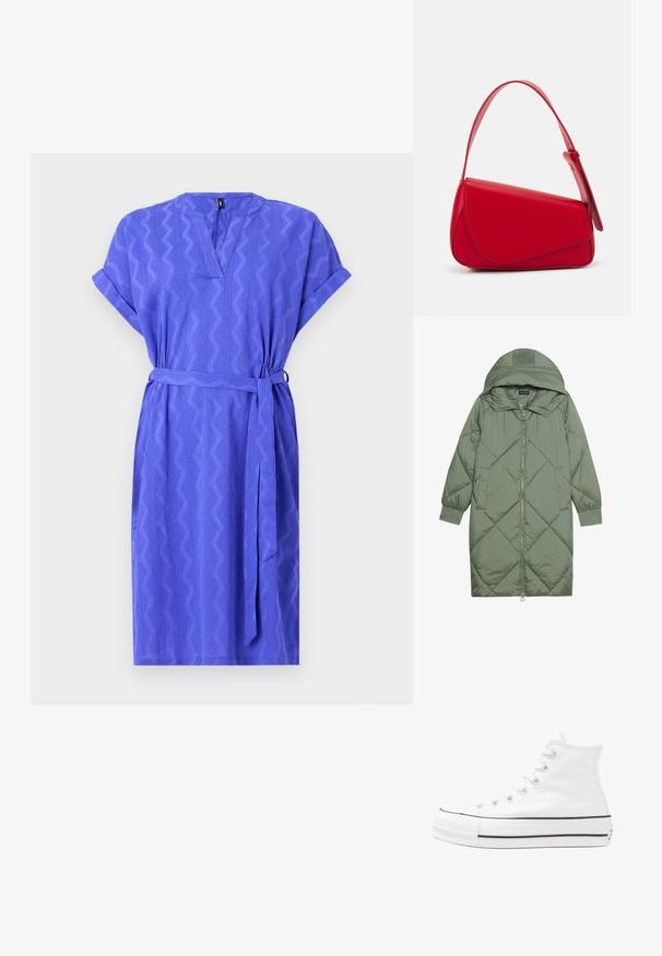 Prošívaný dlouhý zelený péřový kabát s kapucí, který má přední zip a dvě boční kapsy. Po celém povrchu je texturovaný diamantový vzor.; Krátký rukáv, šaty po kolena v jasné fialové barvě, s cikcak vzory, výstřihem ve tvaru V a odpovídajícím páskem v pase. Texturovaná tkanina.; Bílé vysoké plátěné tenisky s černou gumovou podrážkou, přední gumovou špičkou a šesti očky na tkaničky, se čistým, minimalistickým designem.; Červená kožená kabelka s ostrým, geometrickým designem. Má jeden nastavitelný popruh a klopu s prošívanými detaily.