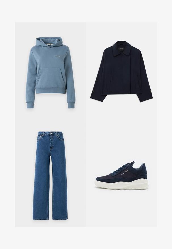 Granatowa kurtka z wełny z klapami, z dwiema przednimi kieszeniami i zapinanymi rękawami. Charakteryzuje się luźnym, skróconym krojem.; Niebieska krótka bluza z kapturem z kieszenią kangurką z przodu oraz małym białym logo "Holzweiler" na lewej piersi, z prążkowanymi mankietami i dołem.; Niebieskie spodnie dżinsowe o wysokim stanie, szerokie nogawki, z przodu guzikiem i zapięciem na zamek, przednimi kieszeniami oraz paskiem na białym tle.; Ciemnogranatowe zamszowe sneakersy z białymi gumowymi podeszwami, okrągłym noskiem i sznurowanym zapięciem. Posiadają detal z logo z boku oraz teksturowe akcenty.