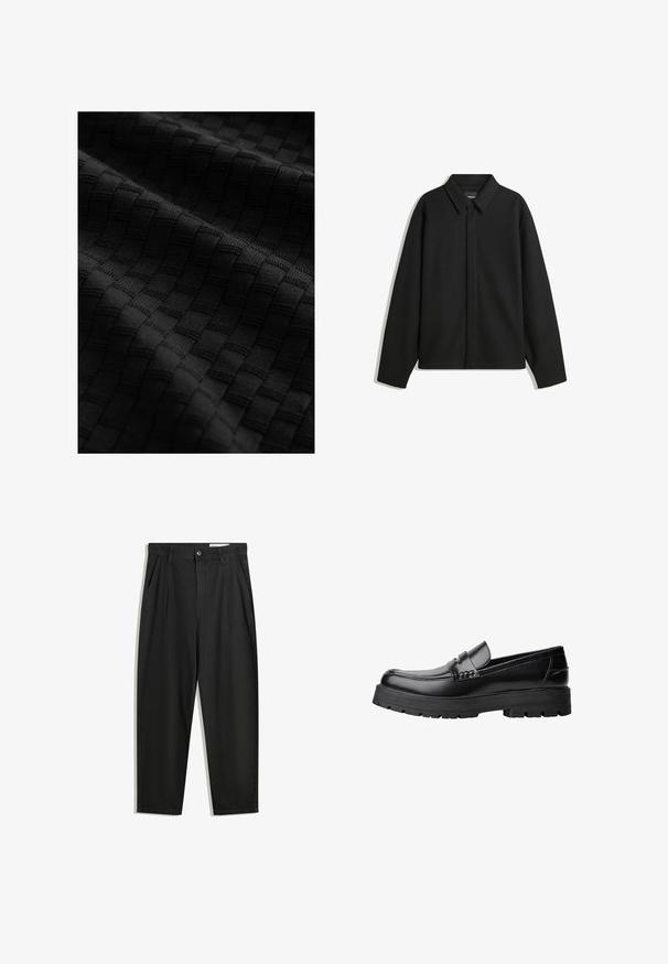 Schwarze Langarmhemdjacke mit spitzem Kragen, Frontblende und glatter Textur. Lässiger Schnitt mit abgesenkten Schultern.; Schwarzer texturierter Stoff mit einem gewebten Muster aus erhabenen Quadraten, das eine glatte Oberfläche und filigrane Details zeigt.; Schwarze Baumwollhose mit lockerem Schnitt, ausgestattet mit einem klassischen Bund, vorderen Falten und Seiten taschen. Glatte Textur ohne Muster.; Schwarzer Lederloafer mit grobem, rutschfestem Sohlenprofil und dekorativem Riemen über der Oberseite, seitlich links auf weißem Hintergrund abgebildet.