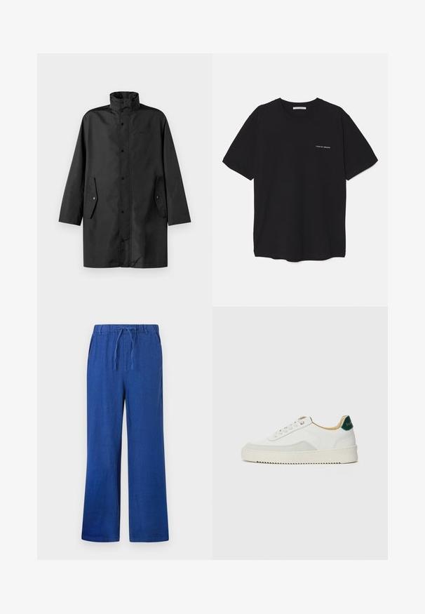 Svart vannavstøtende jakke med høy krage, trykknapper og sidelommer. Glatt stoff med en avslappet, rett skjæring.; Svart bomull T-skjorte med rund hals, korte ermer, og hvit logo trykk på venstre bryst. Enkel, ensfarget design.; Blå vide bukser med elastisk talje og snore, med sidelommer, vist mot en hvit bakgrunn.; Hvit sneakers med semsket detaljer, rund tå, flate snøringer og en kremfarget gummisåle. Har grønn merking på hælen.
