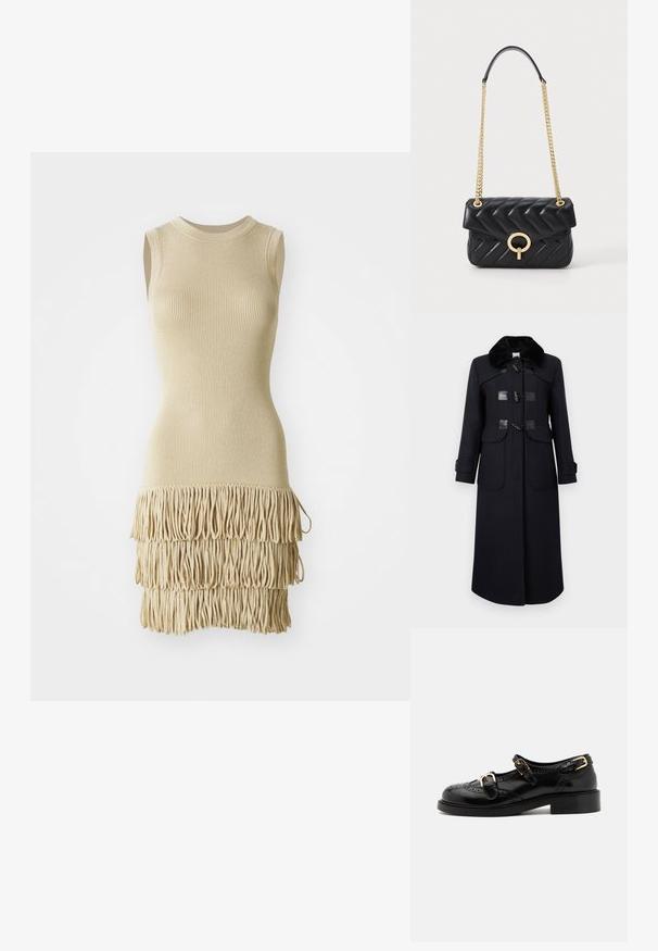 Tengerészeti gyapjú kabát műszőrme gallérral, beugró záródással, két elülső zsebbel és szabott varrásokkal a karcsú sziluett érdekében.; Beige, ujjatlan ruha bordázott textúrával, testhez simuló felső résszel ésréteges rojtos díszítéssel az alján. Puha anyag, sima felülettel.; Fekete bőrcipők brogue díszítéssel, két csattal, lekerekített orral és alacsony sarokkal. Simább felület fényes kivitelben.; Fekete steppelt bőr kézitáska arany lánccal, lekerekített arany fémzárral és fedélzárral. Kompakt téglalap alakú.