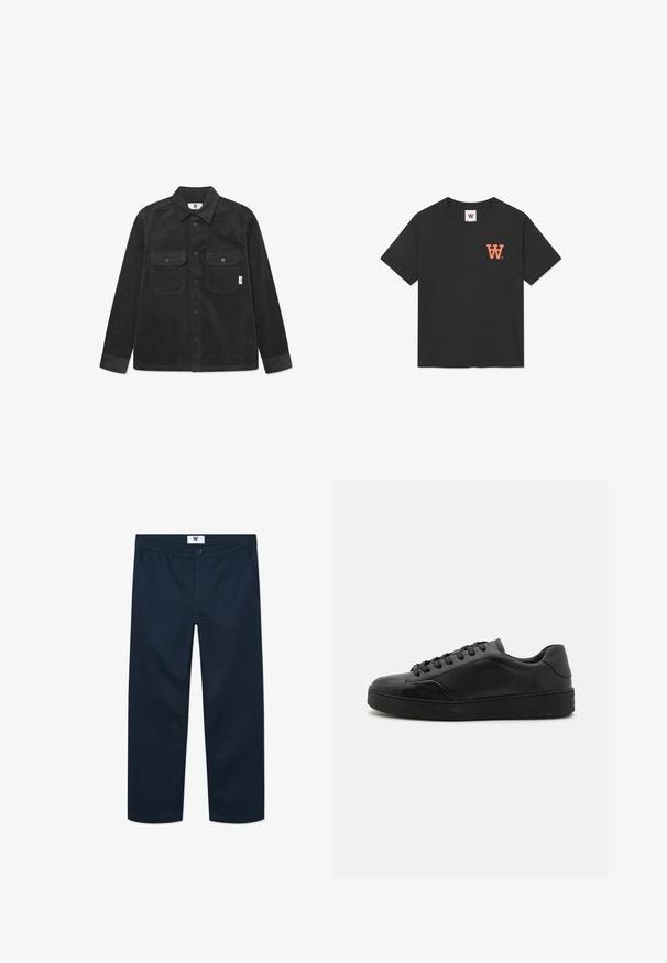 DOUBLE A BY W.W. CLAY - Letná bunda - black sand; Čierne bavlnené tričko s krátkymi rukávmi, okrúhlym výstrihom a oranžovým logom "W" na ľavej hrudi. Hladký a jemný povrch.; Námornícky modré bavlnené chinos nohavice so strihom rovného strihu, s predným zapínaním na gombík, dvoma bočnými vreckami a minimalistickým dizajnom.; Čierne kožené tenisky s okrúhlou špičkou, plochou podrážkou a tradičným šnurovaním. Majú hladkú textúru a decentné detaily na bočných paneloch.