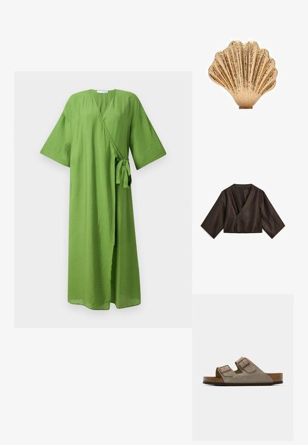Gekürztes braunes Wickeloberteil mit weiten Ärmeln, aus texturiertem Stoff gefertigt. Mit einem tiefen V-Ausschnitt und einem dekorativen Verschluss vorne.; Grünes Wickelkleid aus leichtem Stoff. Verfügt über weite Ärmel, einen Taillengürtel und ein tiefes V-Ausschnittdesign. Glatte, leicht strukturierte Oberfläche.; Wildledersandale in Hellgrau mit zwei verstellbaren Schnallen, einer Kork-Zwischensohle und einer strukturierten Gummiaußensohle.; Goldfarbener, muschelförmiger Dekorationsartikel mit strukturiertem Oberflächen- und Rillen-Design, ausgestattet mit einer flachen Basis für Stabilität.