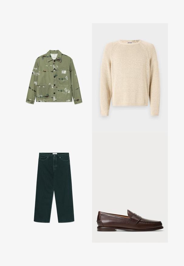 Plátěná bunda ve stluměné zelené barvě s vícebarevnými skvrnami od barev. Má zapínání na knoflíky v přední části, dvě náprsní kapsy a štítek na hrudi.; Béžový pletený svetr s kulatým výstřihem, raglánovými rukávy a žebrovaným lemem. Texturovaná látka s volným střihem a tkaným vzhledem.; Tmavě zelené široké denimové džíny s knoflíkovým a zipovým zapínáním, předními kapsami a poutky na opasek, položené na bílé ploše.; Tmavě hnědé kožené penny loafer s nízkým podpatkem, prošívanou špičkou a páskovým detailem přes horní část, vystavené na bílém pozadí.