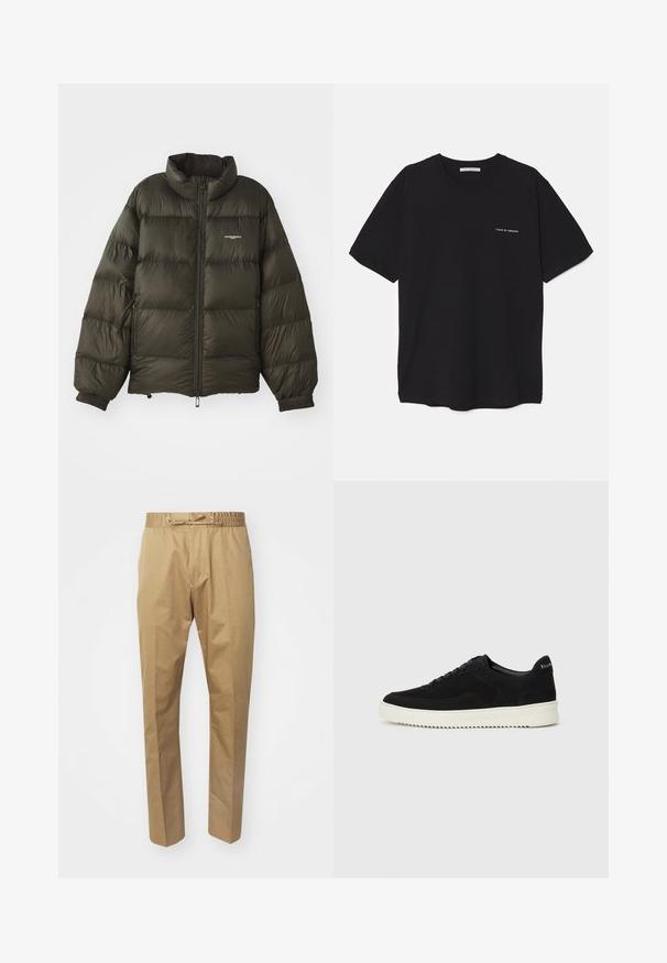 Giacca a vento verde scuro con colletto alto, chiusura zip, polsini elasticizzati e tasche laterali. Presenta una texture trapuntata e un branding minimale.; T-shirt in cotone nero con collo rotondo, maniche corte e stampa bianca del logo sul lato sinistro del petto. Design semplice e monocromatico.; Pantaloni beige con vita elasticizzata e coulisse regolabile. Tessuto morbido, gamba dritta e design minimalista.; Sneaker in suede nero con design con lacci e suola in gomma bianca a contrasto. Presenta pannelli laterali testurizzati e un marchio discreto sul tallone.