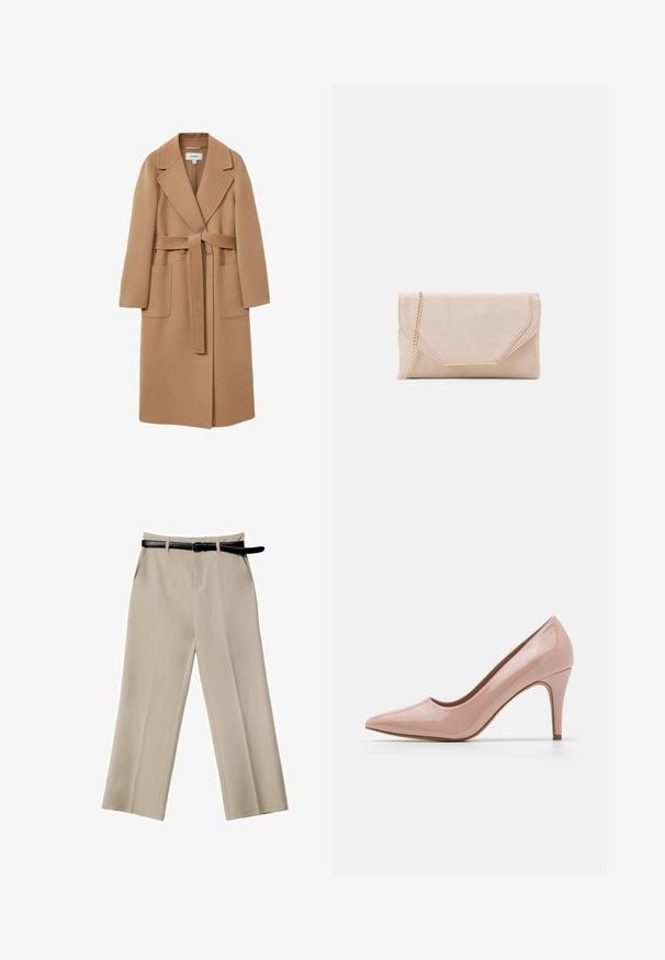 Dlhý kabát v farbe ťavy z jemného materiálu s opaskom v páse, širokými klopami a dvoma prednými vreckami. Hladká textúra a strih prispôsobený postave.; Bežový tielko vyrobené z hladkej látky, s tenkými ramienkami a jednoduchým, priliehavým strihom s čistým výstrihom a bez vzorov.; Bežové široké nohavice s hladkou textúrou, prednými vreckami a čiernym koženým opaskom. Strih prispôsobený postave s ostrými záhybmi.; Ružová lakovaná kožená vysoká podrážka s špicatou špičkou a štíhlým, zužujúcim sa podpätkom. Hladká textura, minimalistický dizajn a žiadne viditeľné vzory.; Béžová zamková kabelka so zlatým reťazovým ramienkom a obdĺžnikovým kovovým detailom. Obsahuje preklápaciu chlopňu s ostrými hranami a prešívaním.