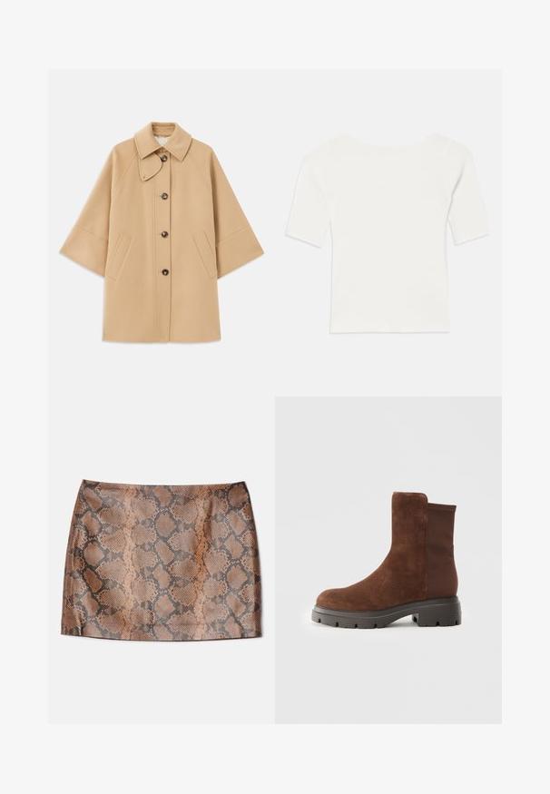 Cappotto in misto lana beige con colletto classico, chiusura frontale con bottoni e tasche laterali; presenta maniche a raglan e un design pulito e strutturato.; Top bianco a righe con maniche corte e scollo ampio. La texture presenta strisce verticali, enfatizzando una vestibilità aderente e un design semplice.; Alice + Olivia ELANA SNAKE SKIRT - Minigonna - camel/black; Stivale alla caviglia in suede marrone con pannelli elastici laterali, punta arrotondata e una spessa suola in gomma con un motivo di battistrada testurizzato.
