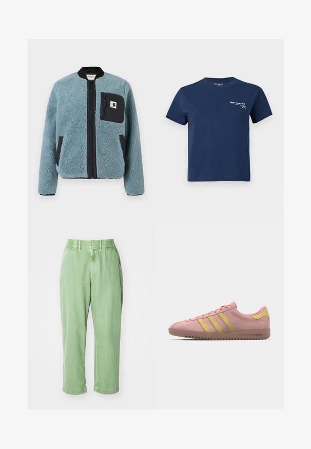 Blaue Fleecejacke mit strukturierter Oberfläche, schwarzen Reißverschlusstaschen, Stehkragen und Frontreißverschluss. Mit Logo-Patch auf der Brusttasche.; Navyblaue Baumwoll-T-Shirt mit kurzen Ärmeln, Rundhalsausschnitt und einem weißen Logo, das auf der linken Vorderseite aufgedruckt ist. Einfaches Design, glatte Textur.; Hellgrüne, lässige Hose aus weichem Material. Mit einem Knopf und einem elastischen Bund versehen, mit Seitentaschen und schmal zulaufenden Beinen.; Rosa Wildleder-Sneaker mit drei gelben Streifen, runder Spitze und strukturiertem Gummisohle. Niedriges Profil mit gepolstertem Kragen.
