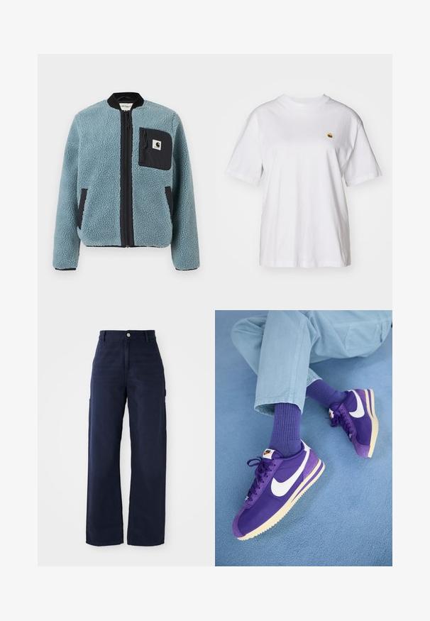 Casaco polar azul com superfície texturizada, bolsos com fecho preto, colarinho alto e fecho frontal. Apresenta um emblema no bolso do peito.; T-shirt branca de algodão com um corte descontraído, mangas curtas e um pequeno logótipo bordado na área do peito esquerdo.; Calças de cargo largas em azul-marinho, feitas de um tecido de algodão resistente, com bolsos laterais e um fecho de botão na cintura.; Nike Sportswear CORTEZ - Sapatilhas - field purple/summit white/alabaster