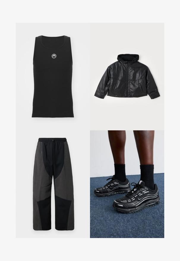 Černá kožená bunda s přiléhavou kapucí, předním zipem a dvěma bočními kapsami. Má lesklou texturu a zkrácený střih.; Černý žebrovaný tílko s kulatým výstřihem a kruhovým bílým logem na hrudi; má přiléhavý střih.; Černé kalhoty s volným střihem zvýrazněné fleecovými prvky, které mají kontrastní tmavě šedé látkové panely a nastavitelné pásky na stažení v pase.; Černé boty Nike mají síťovanou horní část s akcentovými pruhy, texturované šněrování a černou gumovou podrážku. Nosené s černými žebrovanými ponožkami.