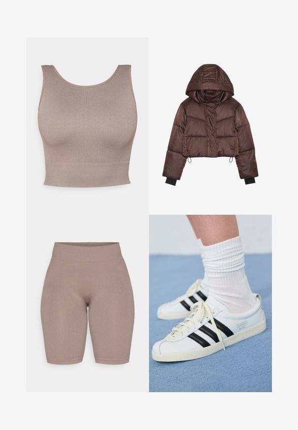 Rövid, barna pufi dzseki kapucnival, fényes felülettel, vízszintes varrásokkal és fekete elasztikus mandzsettával.; Csíkos, ujjatlan, rövid fazonú felső, tompa bézs színben. Kerek nyakkivágással és sima, testhez simuló textúrával rendelkezik. Tökéletes rétegezéshez.; Magas derekú, bordázott kerékpáros sort muted taupe színben, sima textúrával és kényelmet biztosító rugalmas derékkal.; Fehér bőr sportcipők fekete csíkokkal, krém színű talppal és világos fűzőkkel. Fehér bordázott zoknival viselve, kék háttér előtt.