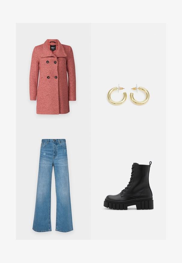 Dviejų eilių paltas iš tekstūruoto rožinio audinio su iškirpte, turintis keturis juodus mygtukus ir ilgas rankoves, kad būtų šilčiau.; Even&Odd Petite 2 PACK - Viršus - light grey/black; LOIS Jeans SKATER LOOSE - Laisvo kirpimo džinsai - stone; Juodos odinės kulkšnės botai su masyviu, dantytu padu, raištelių užsegimu priekyje ir kilpeliu ant sklandaus balto fono.; Aukso auskarai su lygiu, blizgiu paviršiumi. Apvalus dizainas su maža užrakto dalimi ir skaidria atrama saugiam nešiojimui.