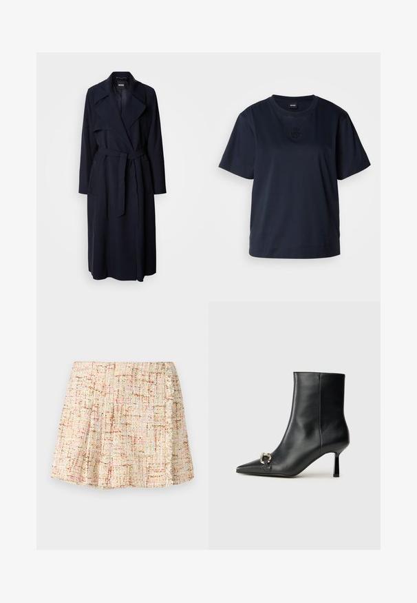 Mornarjski plašč s širokim ovratnikom, dolgimi rokavi, pasom z navezovanjem in stranskimi žepi. Gladek material z zasnovo sproščenega kroja.; Temno modra kratka majica s kratkimi rokavi, izdelana iz mehke bombažne tkanine. Ima okroglo ovratnico in subtilno vezeno logo na prsih.; Kratka plisirana krila iz teksturiranega materiala v nevtralnih tonih z rahlimi pikami barv. Opremljena je z resastim robom ob strani.; Črne usnjene gležnjarje s koničastim nosom, ozkim srednjem petam in srebrno zaponko na strani na enobarvni podlagi.