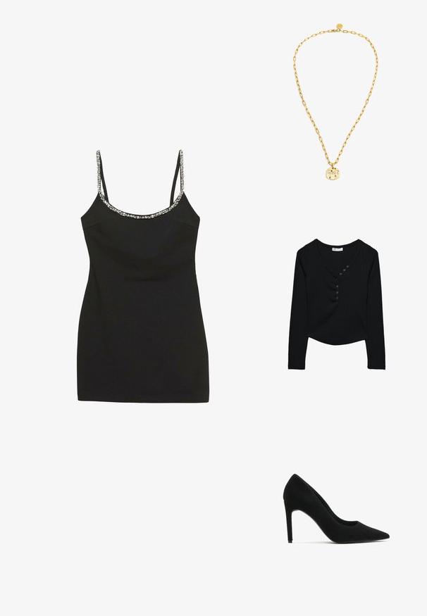 Beige frakke med en fluffy hvid faux fur krave og manchetter. Har en bæltebinding og en tekstureret stof med et subtilt mønster.; Sort langærmet bluse lavet af ribbet stof. Den har en V-udskæring og syv sorte knapper foran samt en buet kant.; Sort ærmeløs kjole med en tætsiddende design, tekstureret stof og udsmykkede stropper med små, glitrende detaljer langs udskæringen.; Sorte ruskind stiletto-sko med spids tå, glat tekstur og en slank silhuet; har en høj hæl og minimalistisk design.; Guldfarvet metalhalskæde med en lang kæde, der har en rund vedhæng prydet med farverige ædelstene og et indgraveret design.