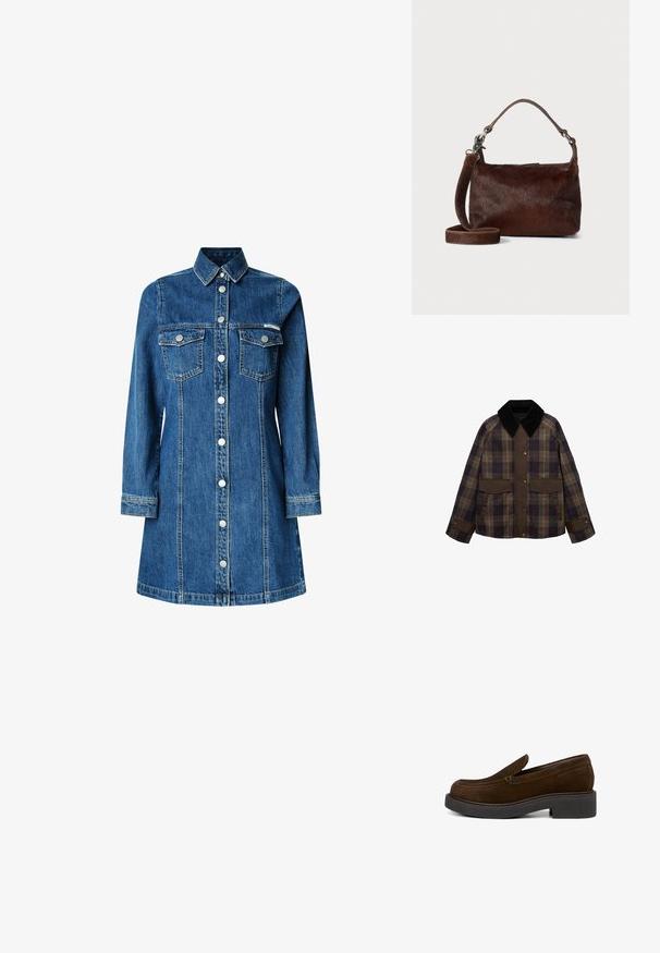 Braune und karierte Jacke mit einem schwarzen Cordkragen, zwei Fronttaschen und einem Knopfverschluss. Hergestellt aus einem strukturierten Stoff.; Denimhemdkleid, lange Ärmel, durchgehende Knopfleiste, zwei Brusttaschen, klassischer Kragen, mittelblaue Farbe und leichte Steppdetails.; Braune Wildlederschlupfschuhe mit modernem Design, runder Spitze und klobiger schwarzer Plateausohle. Auffällige Steppnähte entlang der Kante.; Braune Handtasche aus Leder mit einer weichen, strukturierten, fellartigen Außenseite, schlankem Design, einem kurzen Griff und einem abnehmbaren Schultergurt.