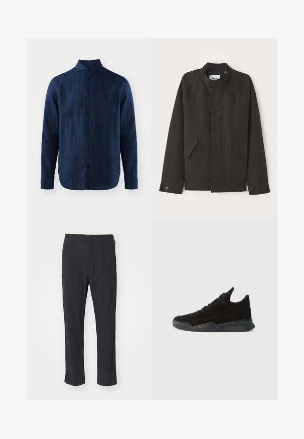 NN.07 SOPHUS - Lahka jakna - black; Modra lanena srajca z dolgimi rokavi, s koničastim ovratnikom, sprednjim zapiranjem na gumb in teksturirano tkanino. Okrogla spodnja stran in z gumbi zaprti manšeti.; Črne pliseerane hlače z teksturirano tkanino, ki imajo ravno nogo in standarden pas. Brez vidnih žepov ali dodatkov.; Črne semiške superge z nizkim profilom, teksturiranim zgornjim delom, ravnimi vezalkami in trdnim gumijastim podplatom, ki ima rahlo peto in ukrivljen dizajn.