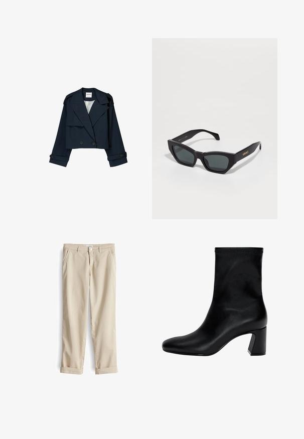 Marinefarbene, kurz geschnittene Jacke mit doppelter Knopfleiste, großen Revers und Knopf-Akzenten. Sie hat eine glatte Textur und lange Ärmel mit Manschetten.; Schwarzer langärmeliger Strickpullover mit Rundhalsausschnitt, gerippten Bündchen und Saum sowie verkürzter Länge.; Beige Baumwoll-Chinohosen mit klassischer Passform, vorn mit Taschen und hochgekrempelten Säumen. Glatter Stoff und dezente Nähdetails.; Schwarzer Knöchelstiefel aus glattem Leder. Mit quadrater Zehenpartie, elastischem Schaft und einem stabilen Blockabsatz. Minimalistisches Design.; Schwarze, eckige Sonnenbrille mit dunklen Gläsern, ausgestattet mit einem matten Finish und goldfarbenem "VERSACE"-Logo an der Seite. Robuster Kunststoffrahmen.; Even&Odd Handtasche - black